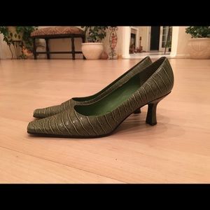 Bandolino olive snakeskin pattern leather heels
